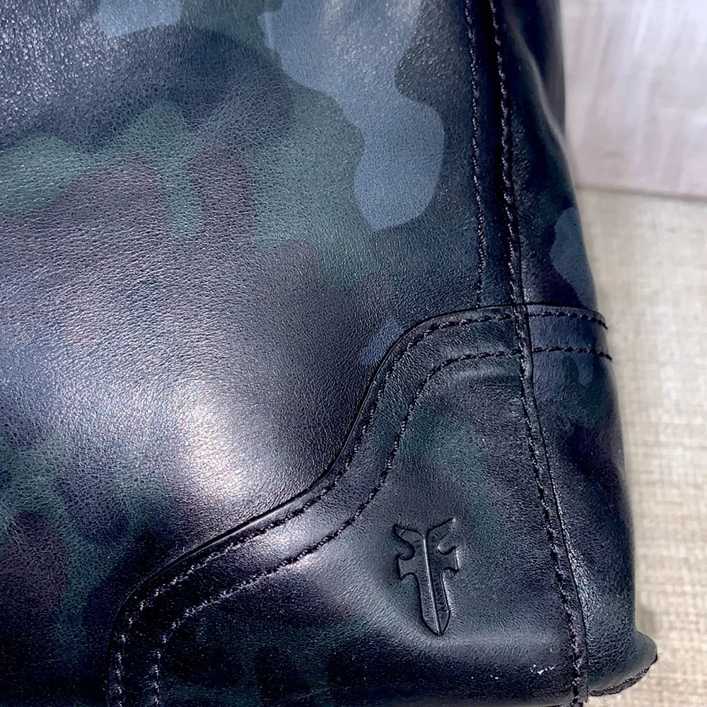 Frye Charlie Simple Tote Navy Camo Leather MSRP $398 -OCEAN CAMO- - Picture 8 of 16